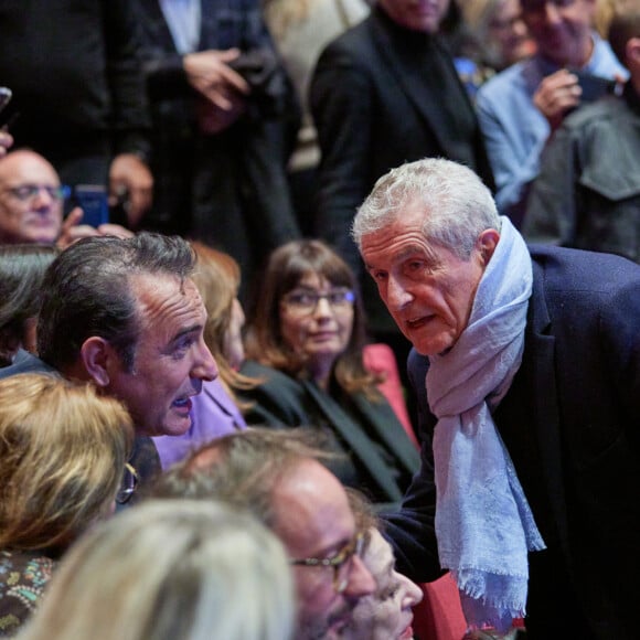 Exclusif - Claude Lelouch et Jean Dujardin - Salle - Spectacle symphonique Claude Lelouch "D'un film à l'autre" au Palais des Congrès de Paris le 14 novembre 2022. Pour Fêter ses 85 ans et 60 de carrière, Claude Lelouch a créé un ciné-concert, "Claude Lelouch - D'un film à l'autre", dans lequel la musique de ses films est jouée par l'orchestre philharmonique de Prague, au Palais des Congrès à Paris. Sur le gâteau, son chiffre fétiche : 13 car 85 ans (8+5 = 13). Claude Lelouch associe le 13 à toute sa vie professionnelle : sa société "Les films 13" et son cinéma, le "Club 13. © Moreau / Rindoff / Bestimage 