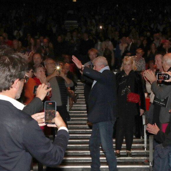 Exclusif - Claude Lelouch descend sur scène - Salle - Spectacle symphonique Claude Lelouch "D'un film à l'autre" au Palais des Congrès de Paris le 14 novembre 2022. Pour Fêter ses 85 ans et 60 de carrière, Claude Lelouch a créé un ciné-concert, "Claude Lelouch - D'un film à l'autre", dans lequel la musique de ses films est jouée par l'orchestre philharmonique de Prague, au Palais des Congrès à Paris. Sur le gâteau, son chiffre fétiche : 13 car 85 ans (8+5 = 13). Claude Lelouch associe le 13 à toute sa vie professionnelle : sa société "Les films 13" et son cinéma, le "Club 13. © Moreau / Rindoff / Bestimage 