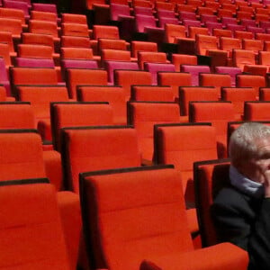 Exclusif - Claude Lelouch seul dans la salle du Palais des Congrès Backstage - Spectacle symphonique Claude Lelouch "D'un film à l'autre" au Palais des Congrès de Paris le 14 novembre 2022. Pour Fêter ses 85 ans et 60 de carrière, Claude Lelouch a créé un ciné-concert, "Claude Lelouch - D'un film à l'autre", dans lequel la musique de ses films est jouée par l'orchestre philharmonique de Prague, au Palais des Congrès à Paris. Sur le gâteau, son chiffre fétiche : 13 car 85 ans (8+5 = 13). Claude Lelouch associe le 13 à toute sa vie professionnelle : sa société "Les films 13" et son cinéma, le "Club 13. © Moreau / Rindoff / Bestimage 