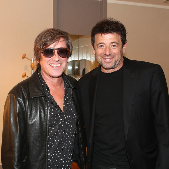 Exclusif - Thomas Dutronc et Patrick Bruel Backstage - Spectacle symphonique Claude Lelouch "D'un film à l'autre" au Palais des Congrès de Paris le 14 novembre 2022. Pour Fêter ses 85 ans et 60 de carrière, Claude Lelouch a créé un ciné-concert, "Claude Lelouch - D'un film à l'autre", dans lequel la musique de ses films est jouée par l'orchestre philharmonique de Prague, au Palais des Congrès à Paris. Sur le gâteau, son chiffre fétiche : 13 car 85 ans (8+5 = 13). Claude Lelouch associe le 13 à toute sa vie professionnelle : sa société "Les films 13" et son cinéma, le "Club 13. © Moreau / Rindoff / Bestimage 