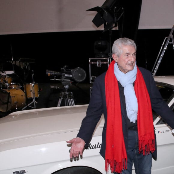 Exclusif - Claude Lelouch devant sa Ford Mustang Backstage - Spectacle symphonique Claude Lelouch "D'un film à l'autre" au Palais des Congrès de Paris le 14 novembre 2022. Pour Fêter ses 85 ans et 60 de carrière, Claude Lelouch a créé un ciné-concert, "Claude Lelouch - D'un film à l'autre", dans lequel la musique de ses films est jouée par l'orchestre philharmonique de Prague, au Palais des Congrès à Paris. Sur le gâteau, son chiffre fétiche : 13 car 85 ans (8+5 = 13). Claude Lelouch associe le 13 à toute sa vie professionnelle : sa société "Les films 13" et son cinéma, le "Club 13. © Moreau / Rindoff / Bestimage 