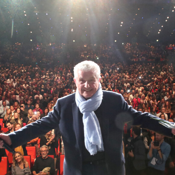 Exclusif - Claude Lelouch reçoit son gâteau pour ses 85 ans avec tout le public debout - Scène - Spectacle symphonique Claude Lelouch "D'un film à l'autre" au Palais des Congrès de Paris le 14 novembre 2022. Pour Fêter ses 85 ans et 60 de carrière, Claude Lelouch a créé un ciné-concert, "Claude Lelouch - D'un film à l'autre", dans lequel la musique de ses films est jouée par l'orchestre philharmonique de Prague, au Palais des Congrès à Paris. Sur le gâteau, son chiffre fétiche : 13 car 85 ans (8+5 = 13). Claude Lelouch associe le 13 à toute sa vie professionnelle : sa société "Les films 13" et son cinéma, le "Club 13. © Moreau / Rindoff / Bestimage 