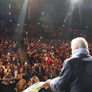 Exclusif - Claude Lelouch reçoit son gâteau pour ses 85 ans avec tout le public debout - Scène - Spectacle symphonique Claude Lelouch "D'un film à l'autre" au Palais des Congrès de Paris le 14 novembre 2022. Pour Fêter ses 85 ans et 60 de carrière, Claude Lelouch a créé un ciné-concert, "Claude Lelouch - D'un film à l'autre", dans lequel la musique de ses films est jouée par l'orchestre philharmonique de Prague, au Palais des Congrès à Paris. Sur le gâteau, son chiffre fétiche : 13 car 85 ans (8+5 = 13). Claude Lelouch associe le 13 à toute sa vie professionnelle : sa société "Les films 13" et son cinéma, le "Club 13. © Moreau / Rindoff / Bestimage 