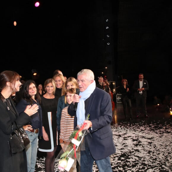 Exclusif - Claude Lelouch a demandé à ses petits enfants de le rejoindre sur scène pour le gâteau - Scène - Spectacle symphonique Claude Lelouch "D'un film à l'autre" au Palais des Congrès de Paris le 14 novembre 2022. Pour Fêter ses 85 ans et 60 de carrière, Claude Lelouch a créé un ciné-concert, "Claude Lelouch - D'un film à l'autre", dans lequel la musique de ses films est jouée par l'orchestre philharmonique de Prague, au Palais des Congrès à Paris. Sur le gâteau, son chiffre fétiche : 13 car 85 ans (8+5 = 13). Claude Lelouch associe le 13 à toute sa vie professionnelle : sa société "Les films 13" et son cinéma, le "Club 13. © Moreau / Rindoff / Bestimage 