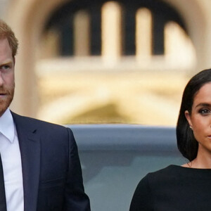 Le prince Harry, duc de Sussex et Meghan Markle, duchesse de Sussex à la rencontre de la foule devant le château de Windsor, suite au décès de la reine Elisabeth II d'Angleterre. Le 10 septembre 2022 