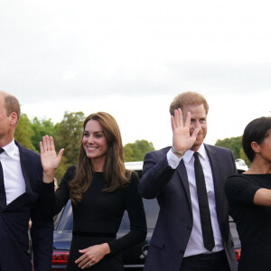 La princesse de Galles Kate Catherine Middleton et le prince de Galles William, et le prince Harry, duc de Sussex et Meghan Markle, duchesse de Sussex, à la rencontre de la foule devant le château de Windsor, suite au décès de la reine Elisabeth II d'Angleterre. Le 10 septembre 2022 