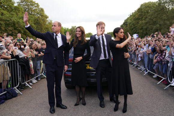 La princesse de Galles Kate Catherine Middleton et le prince de Galles William, et le prince Harry, duc de Sussex et Meghan Markle, duchesse de Sussex, à la rencontre de la foule devant le château de Windsor, suite au décès de la reine Elisabeth II d'Angleterre. Le 10 septembre 2022 