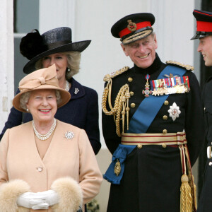 La reine Elisabeth II d'Angleterre, Camilla Parker Bowles, duchesse de Cornouailles, Le prince Philip, duc d'Edimbourg, Le prince William, duc de Cambridge, Le prince Harry, duc de Sussex le 12 avril 2006 