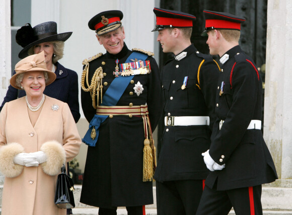 La reine Elisabeth II d'Angleterre, Camilla Parker Bowles, duchesse de Cornouailles, Le prince Philip, duc d'Edimbourg, Le prince William, duc de Cambridge, Le prince Harry, duc de Sussex le 12 avril 2006 
