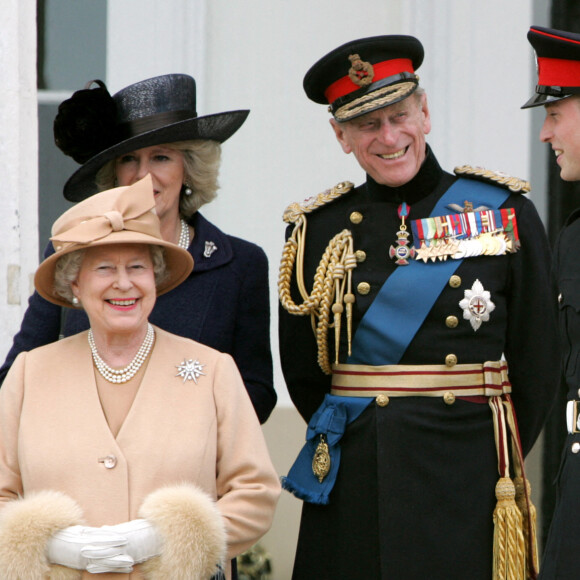 La reine Elisabeth II d'Angleterre, Camilla Parker Bowles, duchesse de Cornouailles, Le prince Philip, duc d'Edimbourg, Le prince William, duc de Cambridge, Le prince Harry, duc de Sussex le 12 avril 2006 