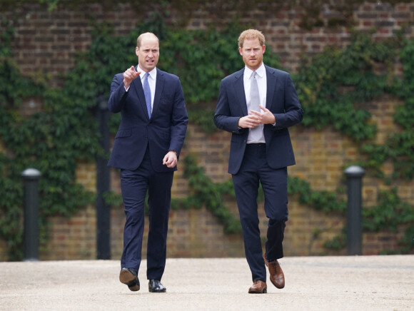Le prince William, duc de Cambridge, et son frère Le prince Harry, duc de Sussex, se retrouvent à l'inauguration de la statue de leur mère, la princesse Diana dans les jardins de Kensington Palace à Londres, le 1er juillet 2021. Ce jour-là, la princesse Diana aurait fêté son 60 ème anniversaire. 