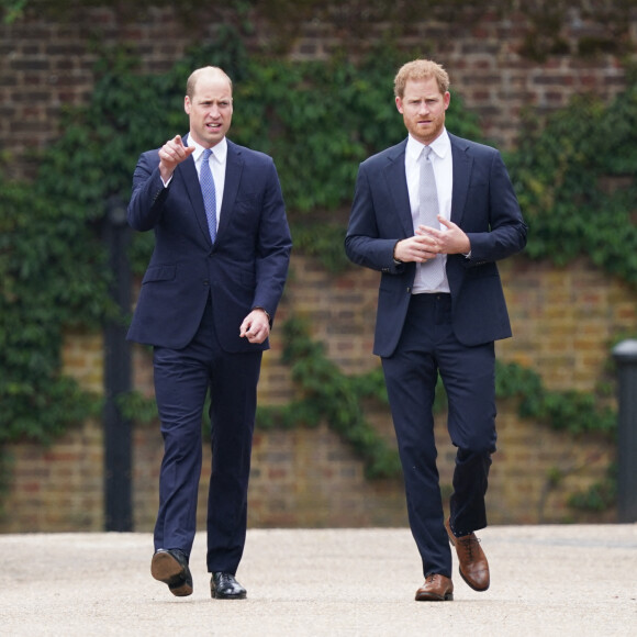 Le prince William, duc de Cambridge, et son frère Le prince Harry, duc de Sussex, se retrouvent à l'inauguration de la statue de leur mère, la princesse Diana dans les jardins de Kensington Palace à Londres, le 1er juillet 2021. Ce jour-là, la princesse Diana aurait fêté son 60 ème anniversaire. 