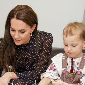 Catherine (Kate) Middleton, princesse de Galles, en visite au centre communautaire ukrainien de Reading, le 17 novembre 2022. Elle y rencontre des familles ukrainiennes pour en savoir plus sur le soutien que le centre apporte à ceux qui arrivent au Royaume-Uni à la suite du conflit en Ukraine. 