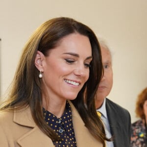 Catherine (Kate) Middleton, princesse de Galles, en visite au centre communautaire ukrainien de Reading, le 17 novembre 2022. Elle y rencontre des familles ukrainiennes pour en savoir plus sur le soutien que le centre apporte à ceux qui arrivent au Royaume-Uni à la suite du conflit en Ukraine. 