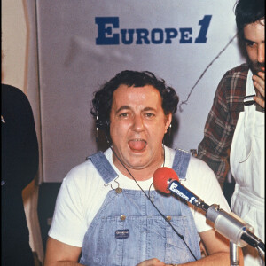 Info - Europe 1 fête ses 60 ans - ARCHIVES - COLUCHE ANIME L' EMISSION "Y EN AURA POUR TOUT LE MONDE" SUR EUROPE 1 EN 1985  