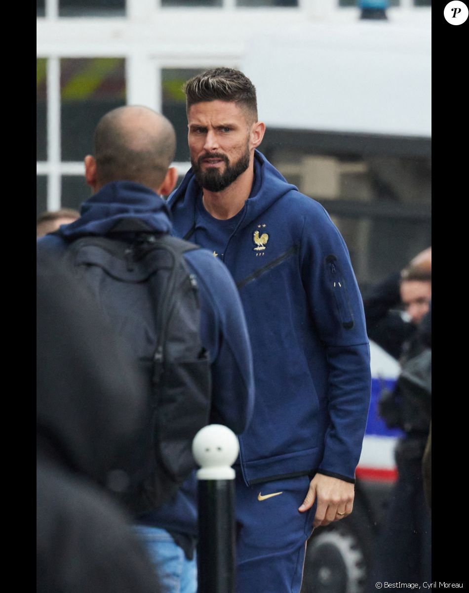 Olivier Giroud - Départ de l 'équipe de France de football du Bourget au Qatar pour disputer la Coupe du monde 2022, le 16 novembre 2022. Ils seront rejoints par Randal Kolo Muani, jeudi matin, à Doha. © Cyril Moreau/Bestimage