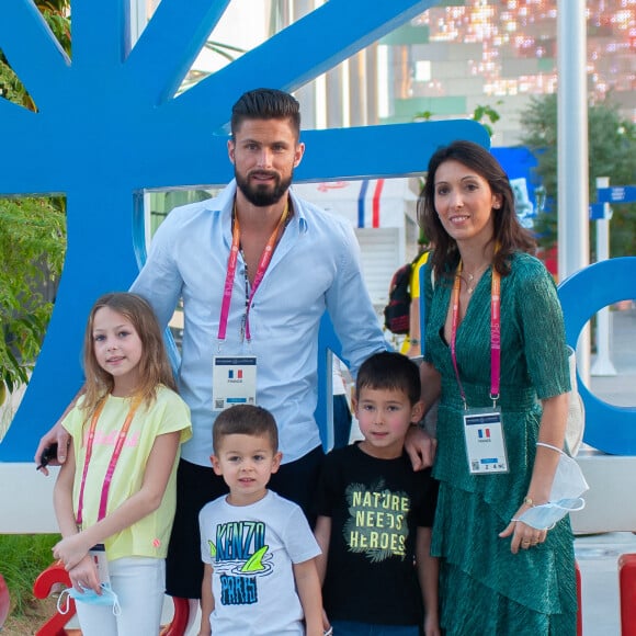 Exclusif - Olivier Giroud avec sa femme Jennifer et leurs enfants, Jade, Evan et Aaron, arrivent au Pavillon France à l'expo universelle Expo Dubaï 2020, à Dubaï, Emirats Arabes Unis, le 28 décembre 2021.