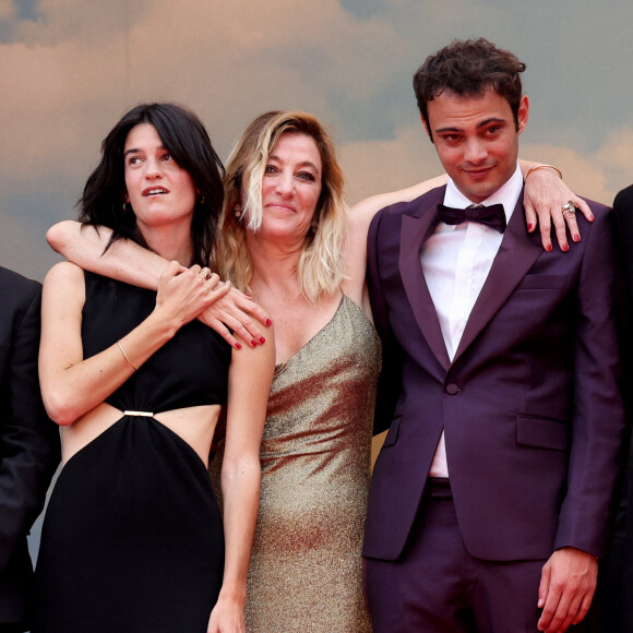 Suzanne Lindon, Valeria Bruni Tedeschi, Sofiane Bennacer - Montée des marches du film " Les Amandiers " lors du 75ème Festival International du Film de Cannes. Le 22 mai 2022 © Dominique Jacovides / Bestimage 