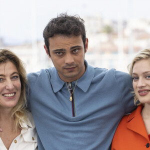 Valéria Bruni Tedeschi, Sofiane Bennacer, Nadia Tereszkiewicz au photocall du film "Les Amandiers" lors du 75ème Festival International du Film de Cannes, le 23 mai 2022. © Cyril Moreau / Bestimage 