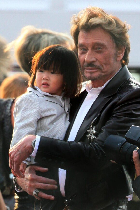 Johnny Hallyday sur Le Paquebot, lors de sa soirée d'anniversaire. Il est avec Joy