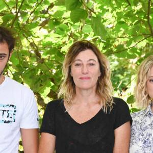 Sofiane Bennacer, Valeria Bruni-Tedeschi et Nadia Tereszkiewicz au photocall du film "Les Amandiers" lors du 15ème festival du film francophone de Angoulême, France, le 27 août 2022. © Coadic Guirec/Bestimage 