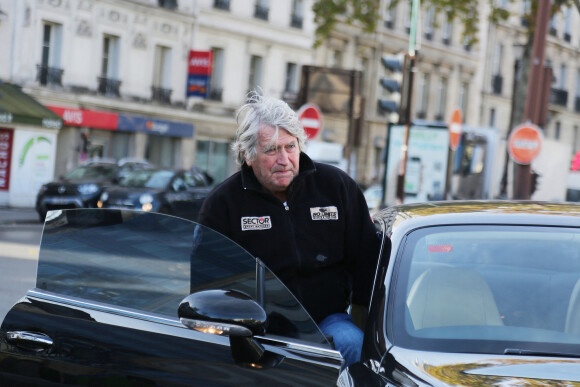 Olivier de Kersauson quitte les studios de RTL à Paris, le 20 novembre 2019. © Jonathan Rebboah / Panoramic / Bestimage 