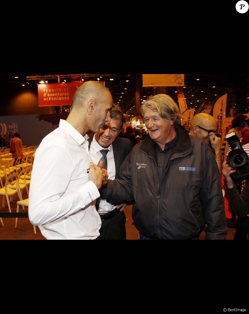 Stéphane Mifsud (cinq fois champion du monde d'apnée) et Olivier de Kersauson lors de l'inauguration du 55ème Salon Nautique porte de Versailles à Paris le 4 décembre 2015.