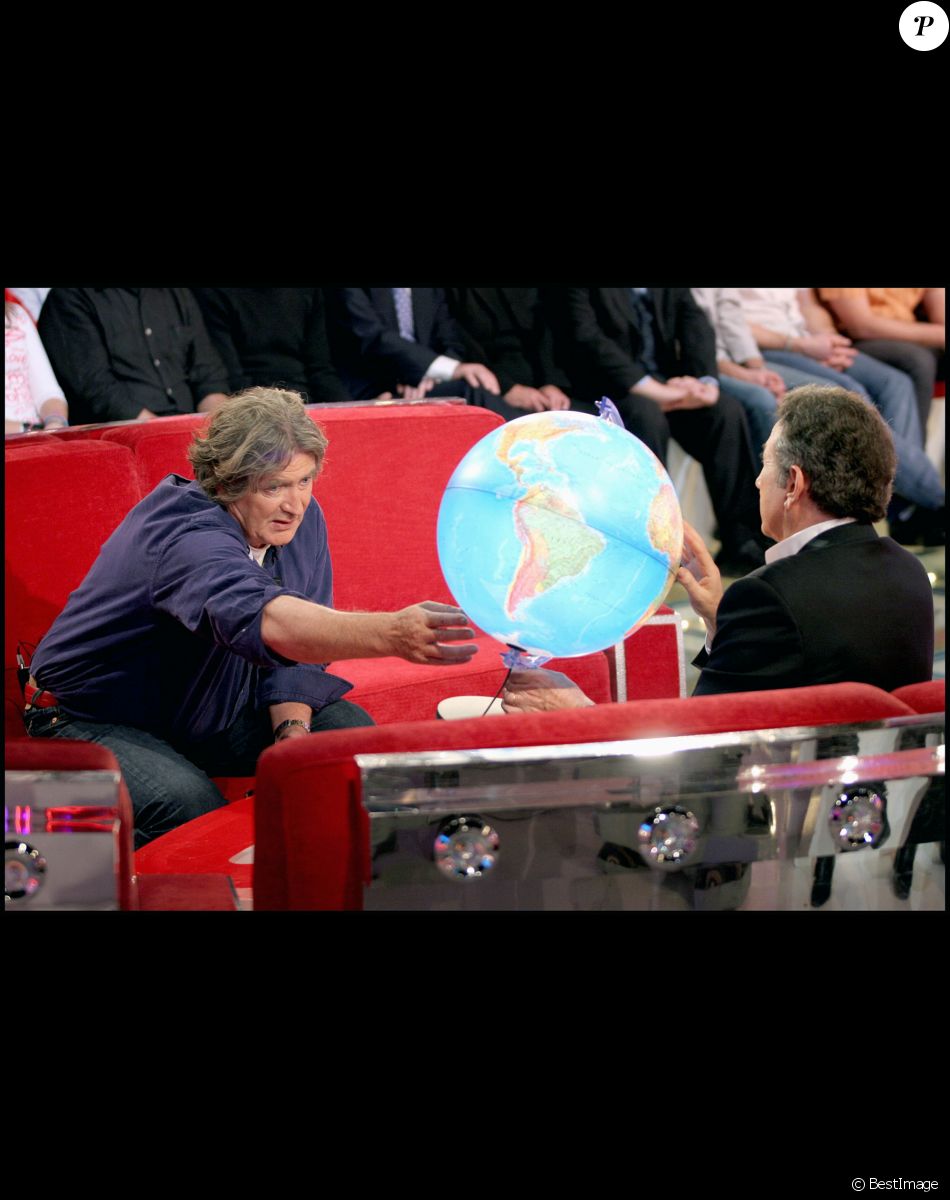 Olivier de Kersauson et Michel Drucker sur le plateau de "Vivement Dimanche" le 17 novembre 2004