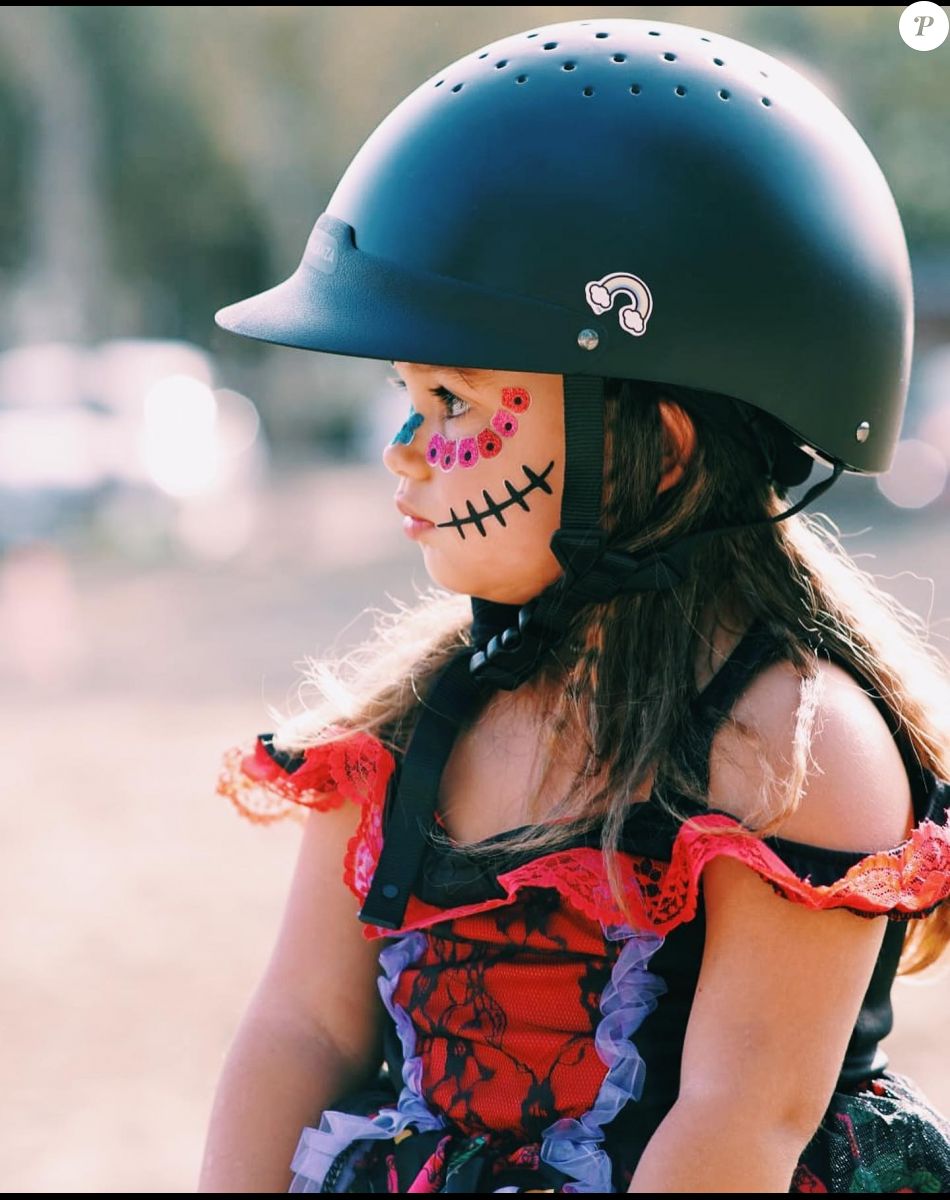 Maggy, la fille d'Alizée, fête Halloween. Le 23 octobre 2022.