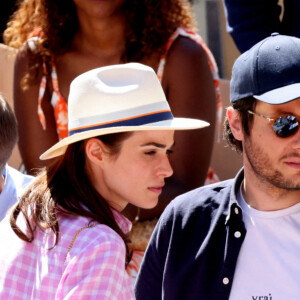 Le chanteur Vianney et sa femme Catherine Robert dans les tribunes lors des internationaux de France de Tennis de Roland Garros 2022 à Paris, France, le 2 juin 2022. © Dominique Jacovides/Bestimage 