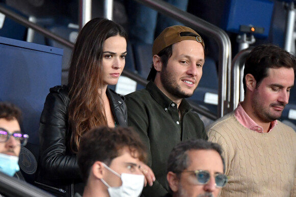 Vianney et sa compagne Catherine Robert (enceinte) - People en tribunes du match de football en ligue 1 Uber Eats : Le PSG (Paris Saint-Germain) remporte la victoire 2-1 contre Lyon au Parc des Princes à Paris.