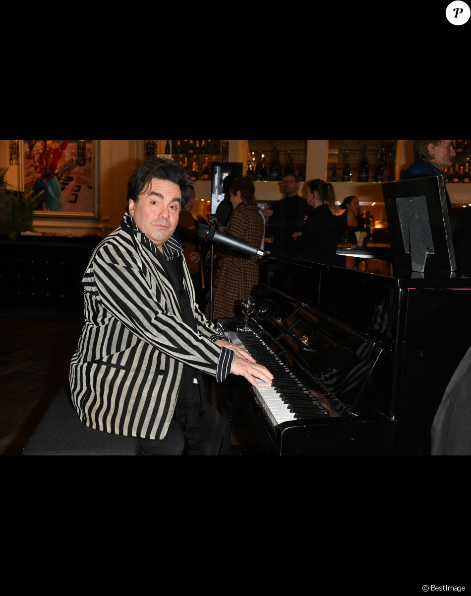 Frédéric Longbois - Le Théâtre Mogador rend hommage à Barbara en dévoilant une plaque commémorative. Paris le 24 novembre 2022. © Coadic Guirec/Bestimage