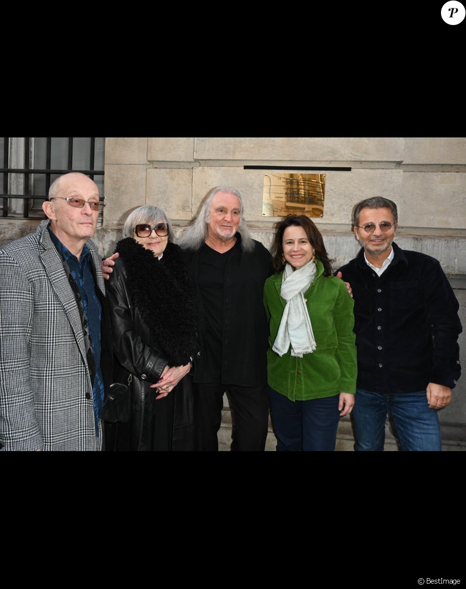 Bernard Serf, Mine Barral Vergez, Roland Romanelli, Delphine Bürkli et Laurent Bentata - Le Théâtre Mogador rend hommage à Barbara en dévoilant une plaque commémorative. Paris le 24 novembre 2022. © Coadic Guirec/Bestimage