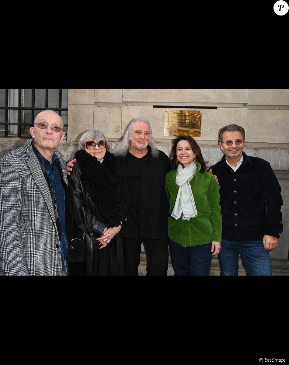 Bernard Serf, Mine Barral Vergez, Roland Romanelli, Delphine Bürkli et Laurent Bentata - Le Théâtre Mogador rend hommage à Barbara en dévoilant une plaque commémorative. Paris le 24 novembre 2022. © Coadic Guirec/Bestimage