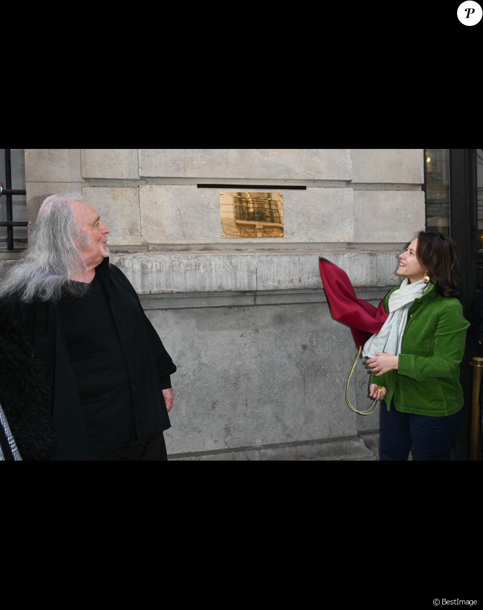 Roland Romanelli et Delphine Bürkli - Le Théâtre Mogador rend hommage à Barbara en dévoilant une plaque commémorative. Paris le 24 novembre 2022. © Coadic Guirec/Bestimage