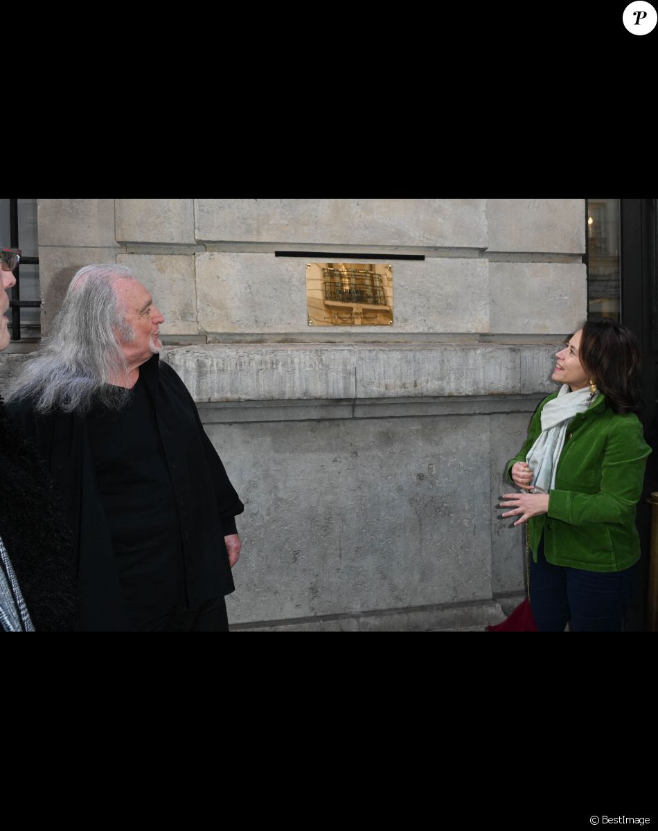 Roland Romanelli et Delphine Bürkli - Le Théâtre Mogador rend hommage à Barbara en dévoilant une plaque commémorative. Paris le 24 novembre 2022. © Coadic Guirec/Bestimage