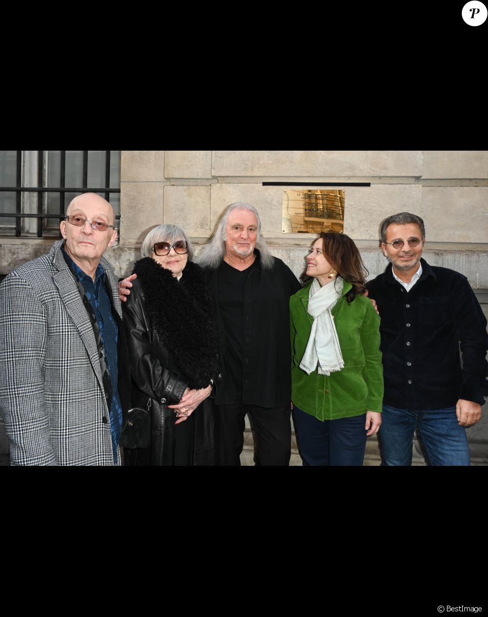 Bernard Serf, Mine Barral Vergez, Roland Romanelli, Delphine Bürkli et Laurent Bentata - Le Théâtre Mogador rend hommage à Barbara en dévoilant une plaque commémorative. Paris le 24 novembre 2022. © Coadic Guirec/Bestimage