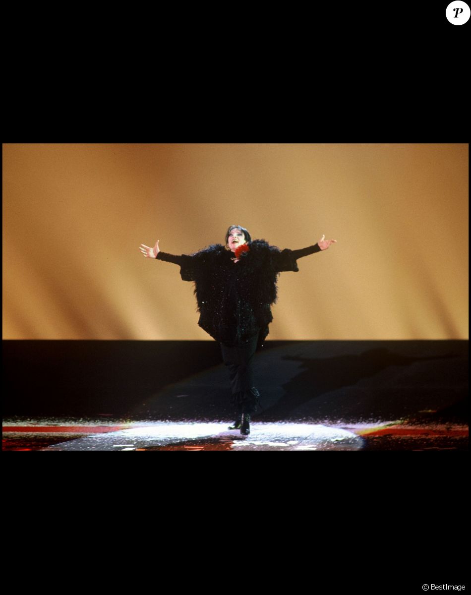 Archives - La chanteuse Barbara sur scène - Première du spectacle "Lily Passion" au Zénith de Paris. 1986.