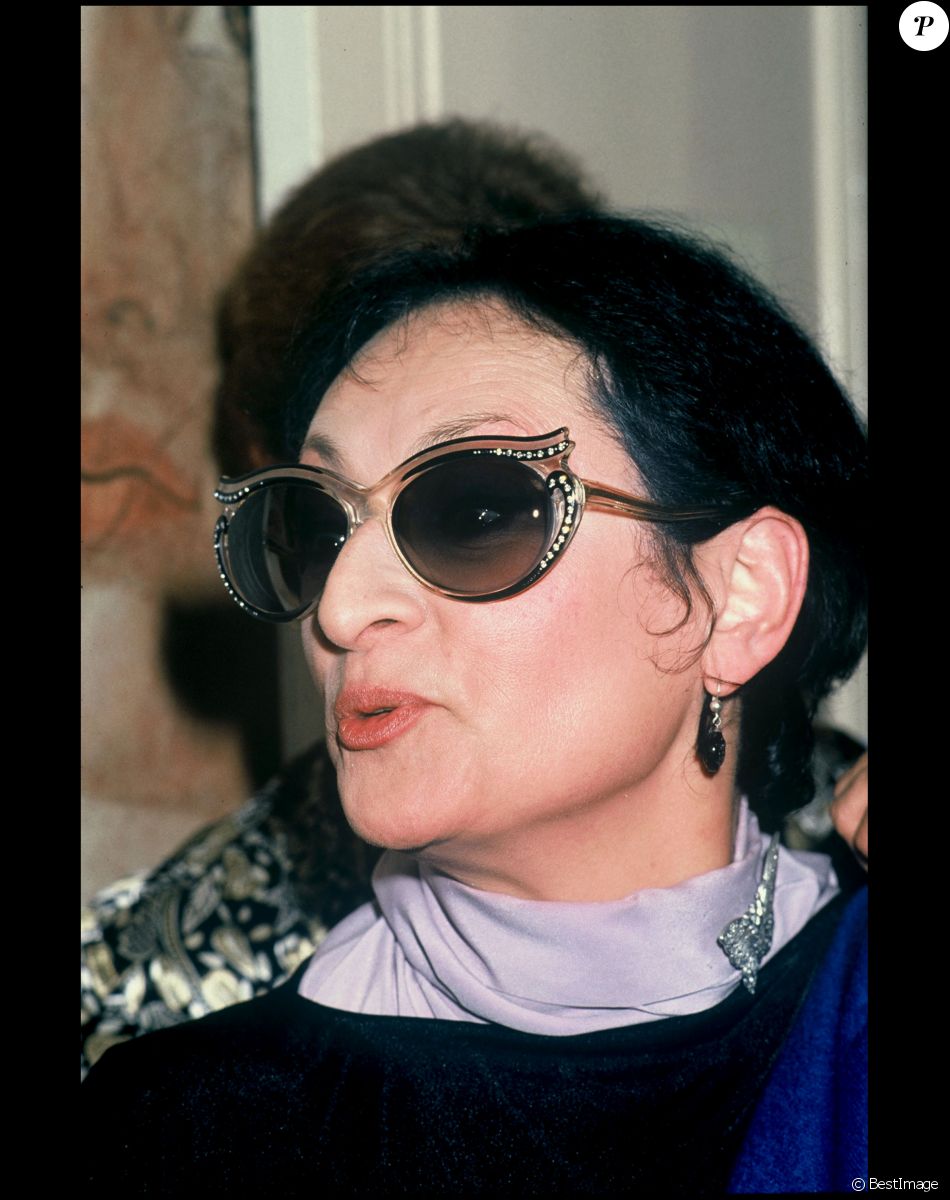 Archives - La chanteuse Barbara au Théâtre des bouffes parisiens pour la pièce "Une absence".