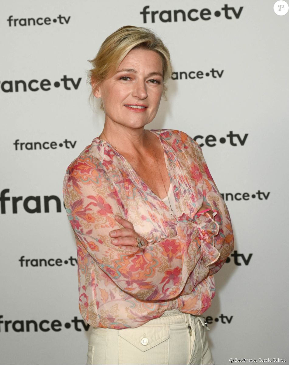 Anne-Élisabeth Lemoine au photocall pour la conférence de presse de rentrée de France TV à la Grande Halle de la Villette à Paris, France, le 6 juillet 2022. © Coadic Guirec/Bestimage