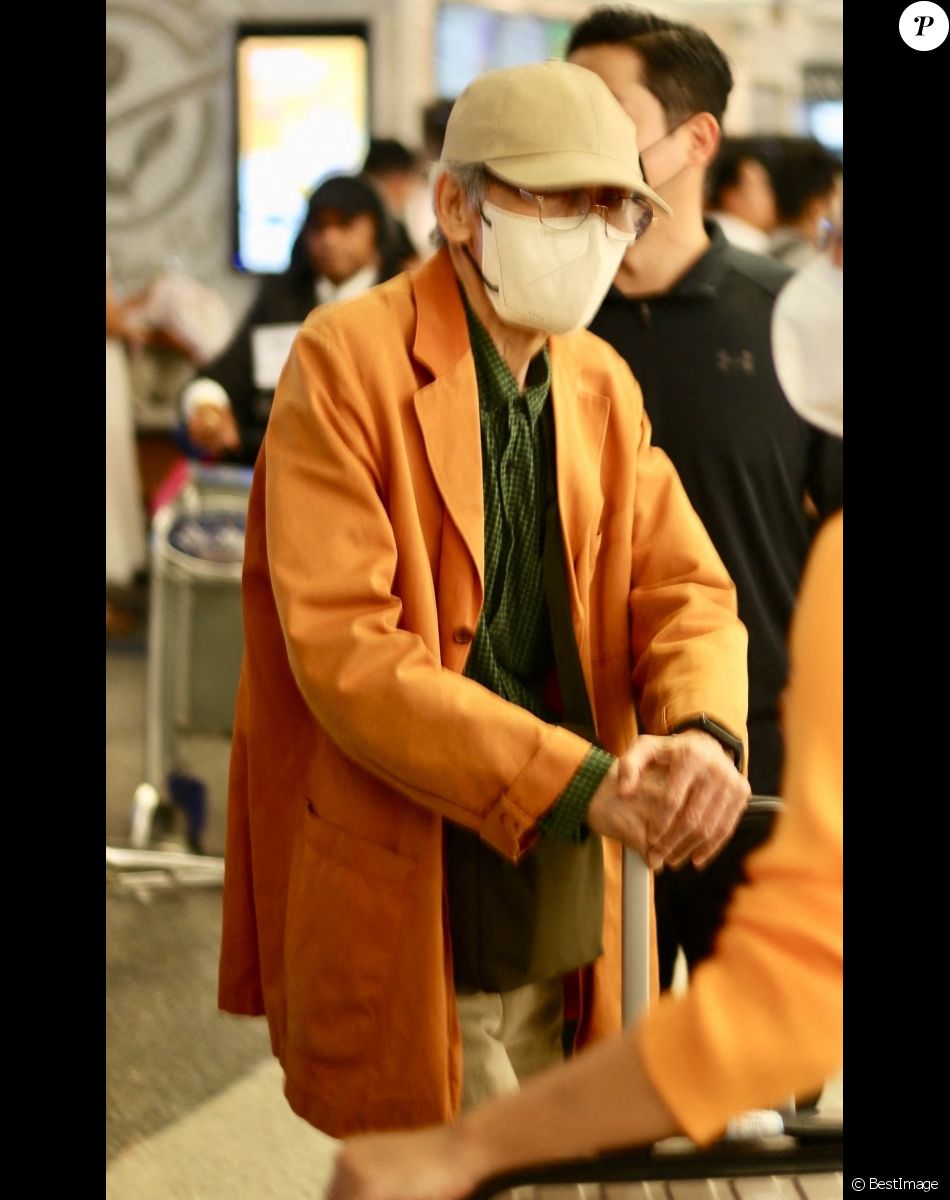 Exclusif - O Yeong-su, acteur Sud-Coréen de Squid Game, arrive à l'aéroport LAX de Los Angeles, États Unis le 10 Septembre 2022.
