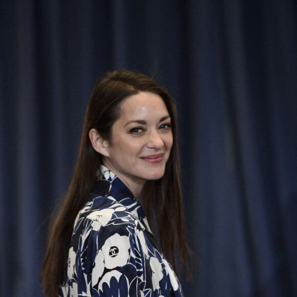 Marion Cotillard en Chanel lors de la présentation de la pièce "Jeanne d'Arc au bûcher" au théâtre Royal à Madrid le 1er juin 2022.