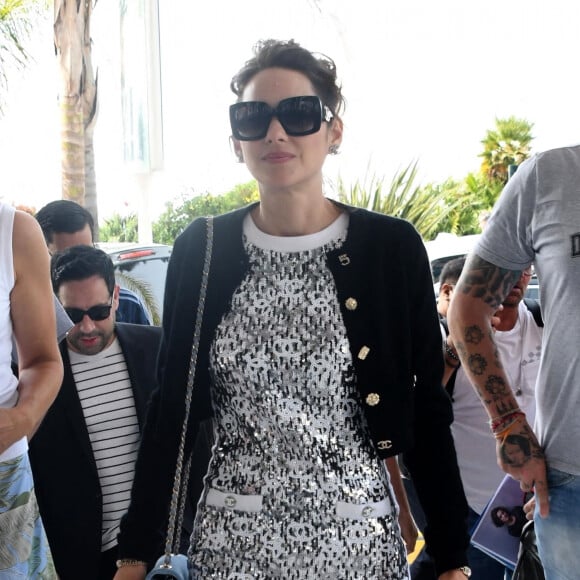 Marion Cotillard en Chanel arrive à l'hôtel Barrière "Le Majestic" lors du 75ème Festival International du Film de Cannes, le 22 mai 2022.