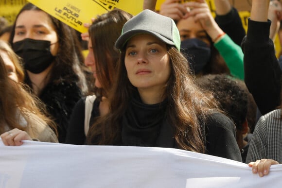 Marion Cotillard - Marche pour le futur entre la place de la Bastille et la place de la République à Paris, France, le 9 avril 2022. © Christophe Clovis / Bestimage