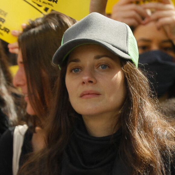 Marion Cotillard - Marche pour le futur entre la place de la Bastille et la place de la République à Paris, France, le 9 avril 2022. © Christophe Clovis / Bestimage