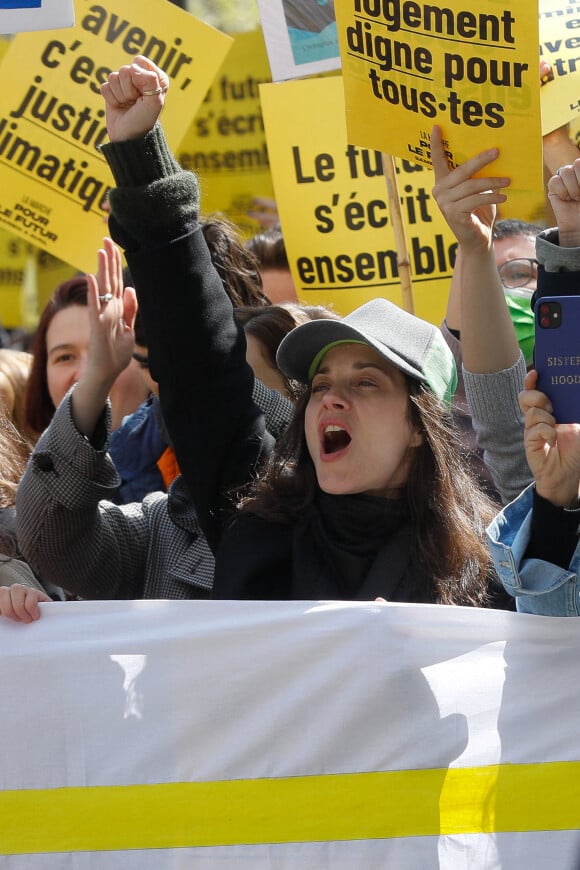 Marion Cotillard - Marche pour le futur entre la place de la Bastille et la place de la République à Paris, France, le 9 avril 2022 © Christophe Clovis / Bestimage