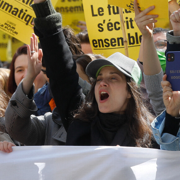 Marion Cotillard - Marche pour le futur entre la place de la Bastille et la place de la République à Paris, France, le 9 avril 2022 © Christophe Clovis / Bestimage