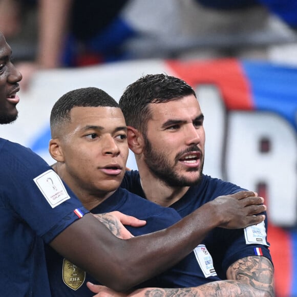 Ibrahima Konaté, Kylian Mbappé et Théo Hernandez lors du match du groupe D opposant la France au Danemark lors de coupe de Monde au stade 974 à Doha au Qatar, le 26 novembre 2022. La France a gagné 2-1. © Philippe Perusseau/Bestimage