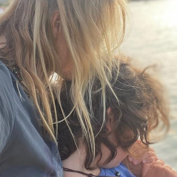 Estelle Lefébure passe ses derniers jours de vacances avec son fils Giuliano, 10 ans.