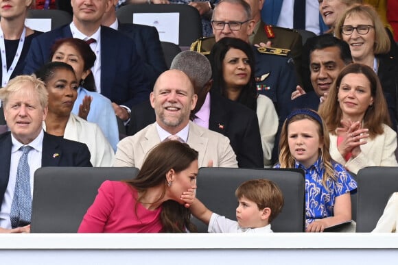 Boris Johnson, Kate Catherine Middleton, duchesse de Cambridge et leurs enfants, le prince Louis, Mike Tindall, Mia Tindall - La famille royale d'Angleterre lors de la parade devant le palais de Buckingham, à l'occasion du jubilé de la reine d'Angleterre. le 5 juin 2022